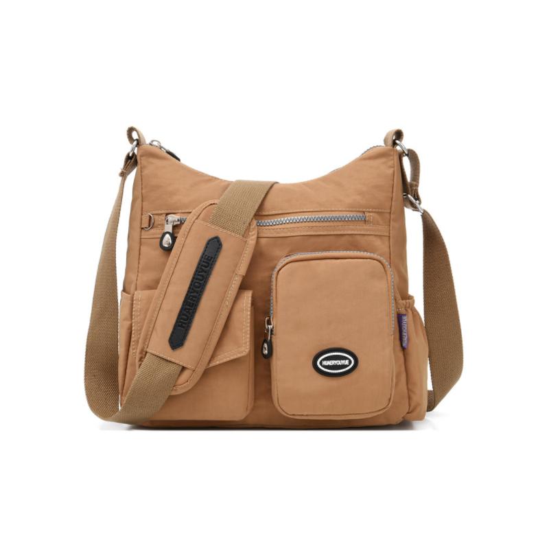 Borsa a tracolla marrone chiaro in nylon, con tasche multiple e cerniere, ideale per donna. Design casual e pratico, perfetto per l'uso quotidiano.