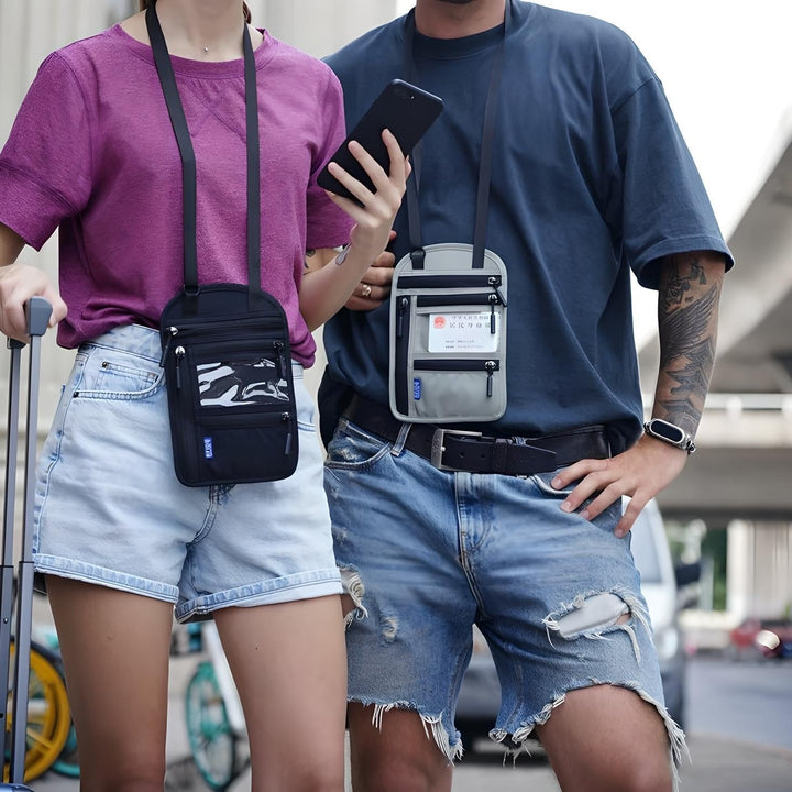 Due persone con marsupi a tracolla, uno nero e uno grigio, indossano abbigliamento casual. Accessori moda urbana, pratici per viaggi e passeggiate.