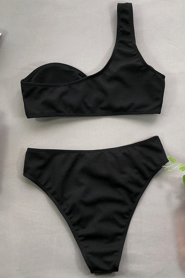 Costume da bagno nero donna, bikini asimmetrico a vita alta, design moderno ed elegante, perfetto per l'estate e la spiaggia.