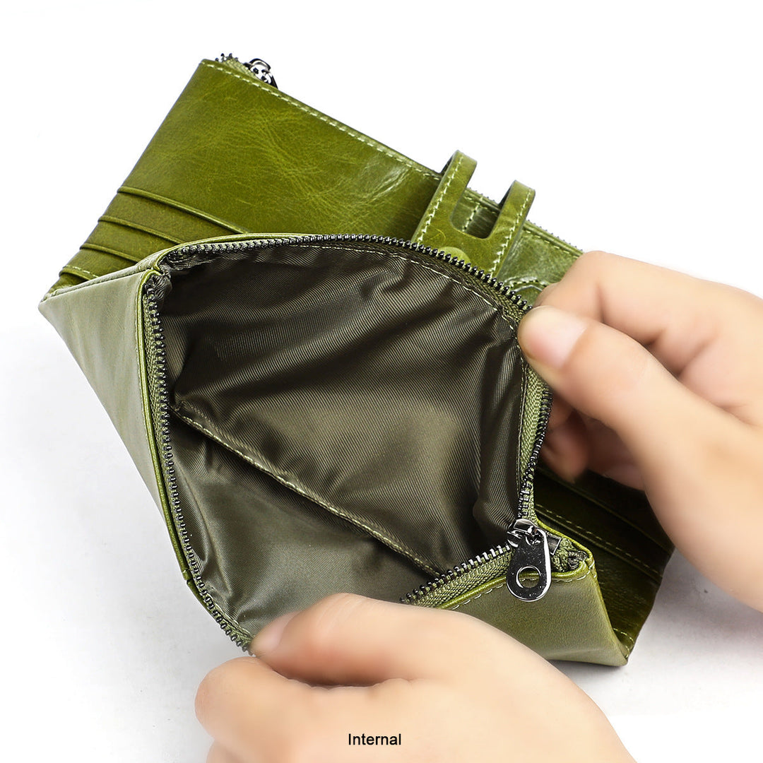 Portafoglio verde in pelle con cerniera aperta, scomparti multipli e design elegante. Accessorio moda donna, pratico e spazioso.