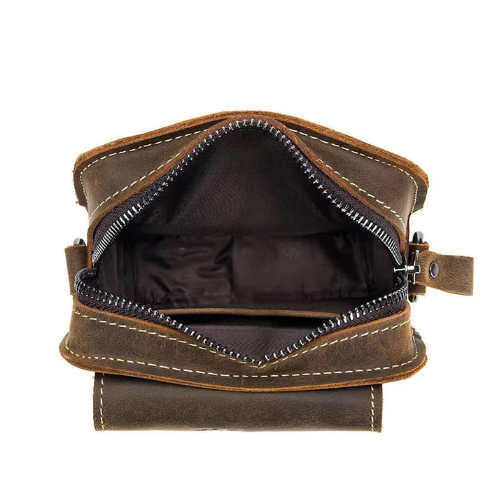 Borsello in pelle marrone con cerniera aperta, cuciture bianche, design compatto. Ideale per uomo, accessorio moda, portafoglio vintage.