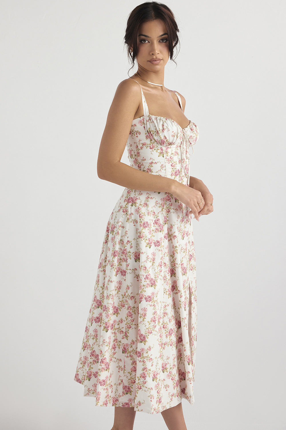 Abito estivo donna floreale bianco e rosa, spalline sottili, lunghezza midi, elegante e casual, perfetto per eventi estivi e giornate calde.