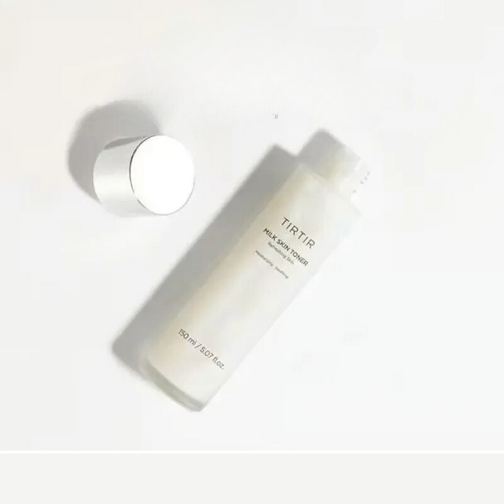 Bottiglia di toner viso TIRTIR su sfondo bianco, 150 ml. Skincare idratante, prodotto di bellezza coreano, cura della pelle, cosmetici.