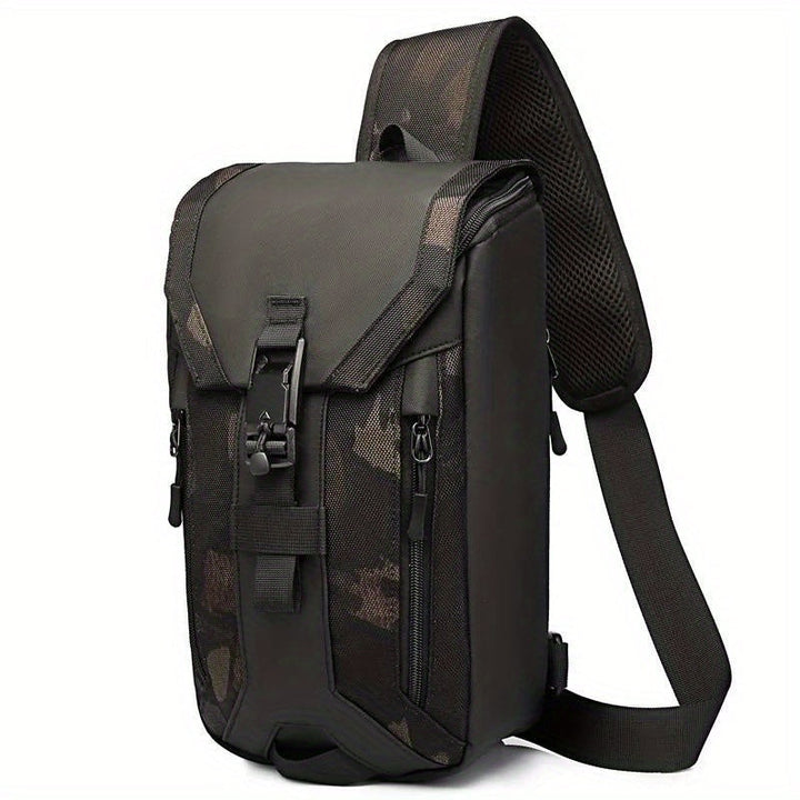 Zaino monospalla nero con motivo mimetico, tasche con zip, chiusura a fibbia, design moderno e resistente, ideale per escursioni e uso quotidiano.