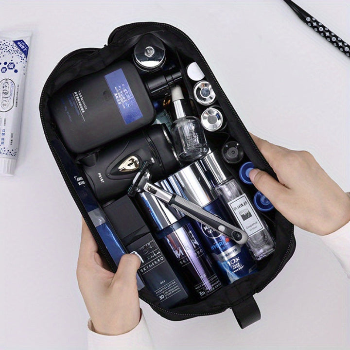 Borsa da toilette aperta con prodotti per la cura personale maschile: rasoio, flaconi di profumo, creme e lozioni. Accessori da viaggio uomo.