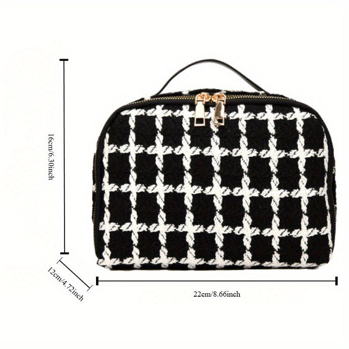 Borsa a mano in tessuto a quadri bianco e nero, chiusura a zip dorata, dimensioni 22x16x12 cm, elegante accessorio moda donna.