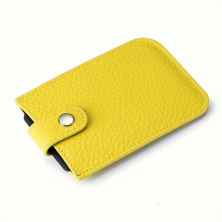 Portafoglio giallo in pelle con chiusura a bottone, design elegante e compatto. Accessorio moda, ideale per uomo e donna.