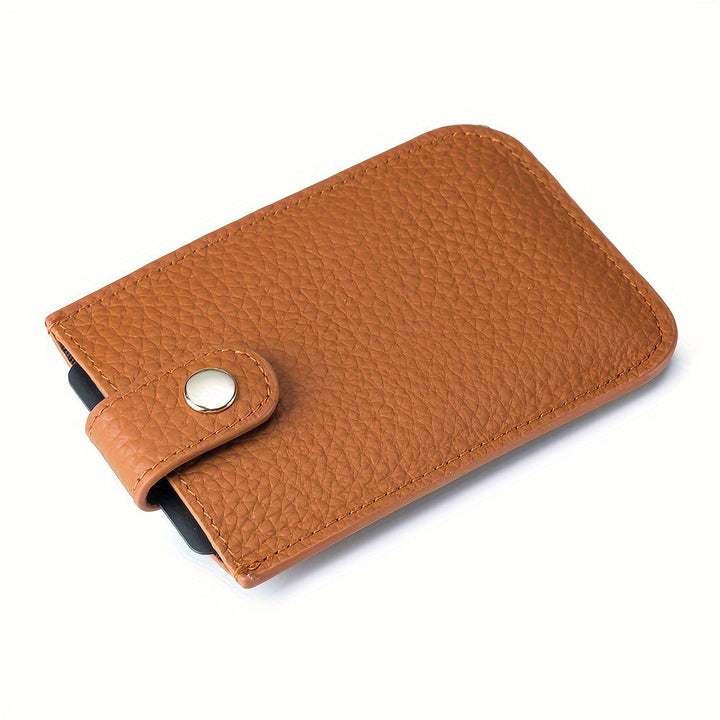 Portafoglio in pelle marrone con chiusura a bottone, design compatto e texture elegante. Accessorio moda uomo/donna, ideale per carte e contanti.