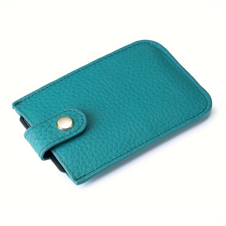 Portafoglio in pelle turchese con chiusura a bottone dorato, design elegante e compatto, accessorio moda uomo e donna, ideale per carte e contanti.