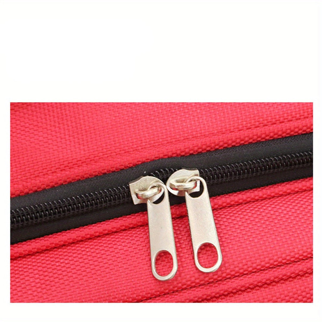 Cerniera doppia in metallo su borsa rossa in tessuto resistente. Accessorio moda, chiusura sicura, design pratico. Ideale per viaggi e uso quotidiano.