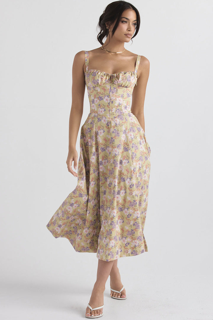 Abito estivo floreale donna, lunghezza midi, spalline sottili, scollo a cuore, colori pastello, perfetto per moda casual e occasioni estive eleganti.