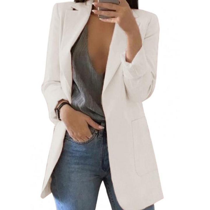 Giacca blazer bianca da donna, elegante e moderna, abbinata a top grigio e jeans. Moda femminile, abbigliamento casual chic.