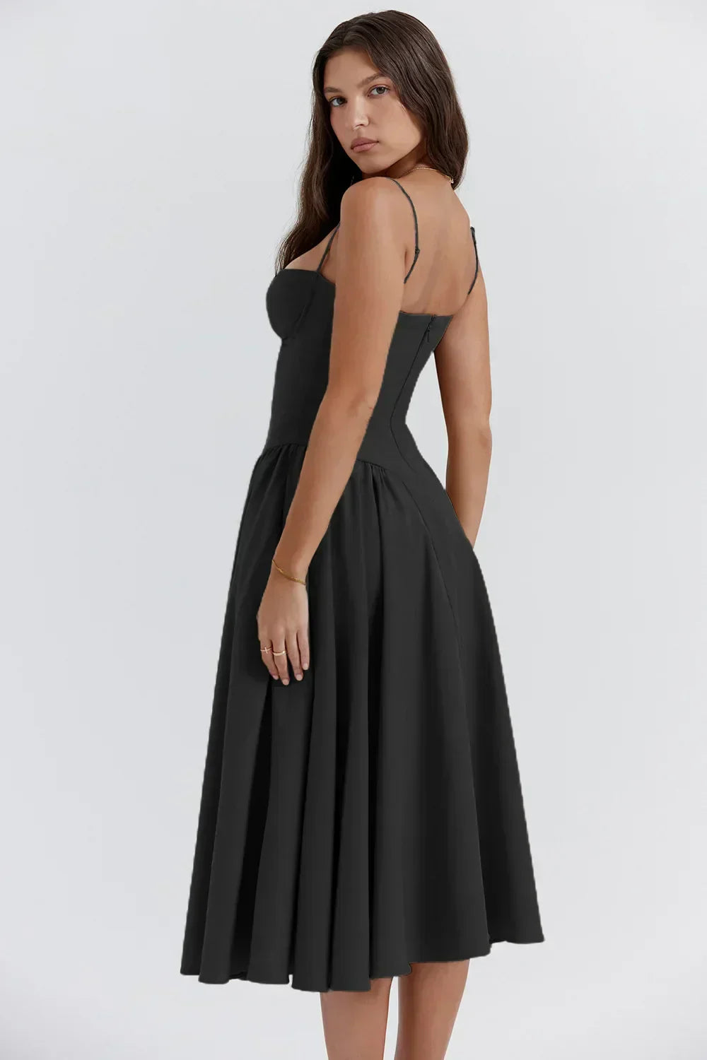 Abito nero elegante da donna, lunghezza midi, spalline sottili, scollo a cuore, perfetto per eventi formali e serate speciali.
