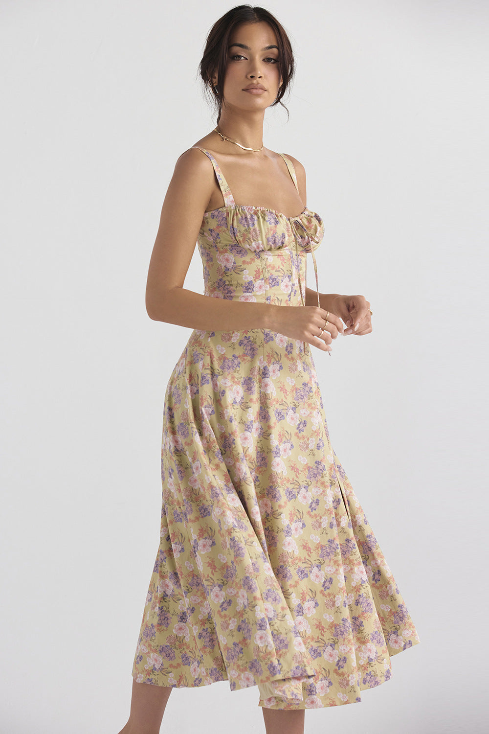 Abito estivo donna floreale, lunghezza midi, spalline sottili, sfondo beige con fiori lilla e gialli. Elegante e alla moda per occasioni casual.