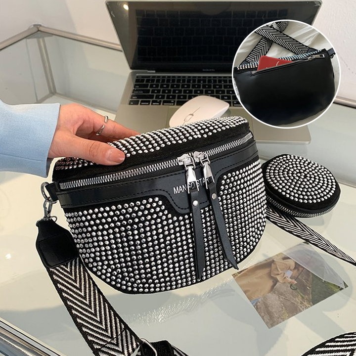 Borsa a tracolla nera con strass, cerniera doppia, cinturino regolabile, su tavolo con laptop. Elegante accessorio moda donna.