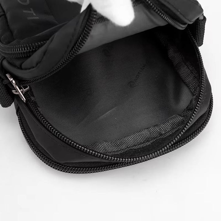 Borsa a tracolla nera in nylon con cerniera aperta, tasca interna visibile. Design compatto, ideale per viaggi e uso quotidiano.