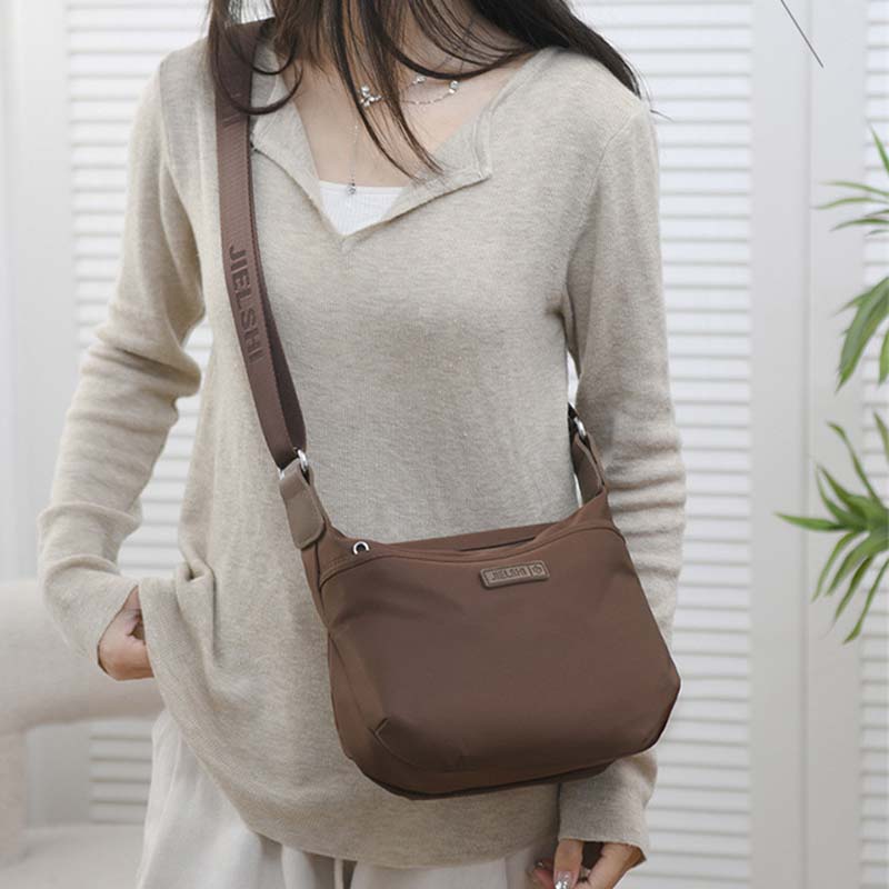 Borsa a tracolla marrone da donna, design casual, tessuto resistente, ideale per uso quotidiano. Accessorio moda versatile e pratico.
