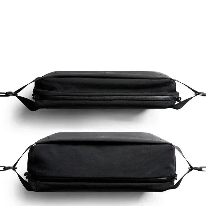 Due borse a tracolla nere minimaliste, design elegante e sottile, con cerniere e cinturini regolabili, ideali per viaggi e uso quotidiano.