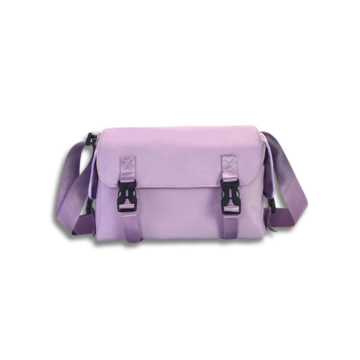 Borsa a tracolla viola chiaro, design moderno con fibbie nere, ideale per moda casual e viaggi. Accessorio unisex, capiente e resistente.