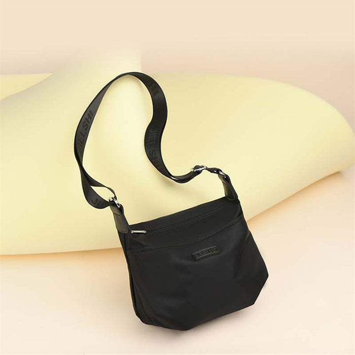 Borsa a tracolla nera in nylon, design elegante e moderno, ideale per donna, con cinghia regolabile. Accessorio moda versatile e pratico.