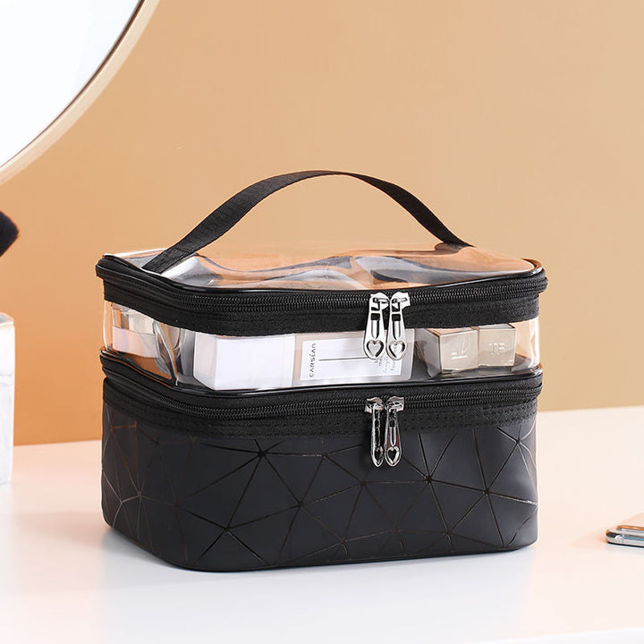 Borsa cosmetica trasparente con doppia cerniera, manico nero, design geometrico, ideale per organizzare trucchi e accessori da viaggio.