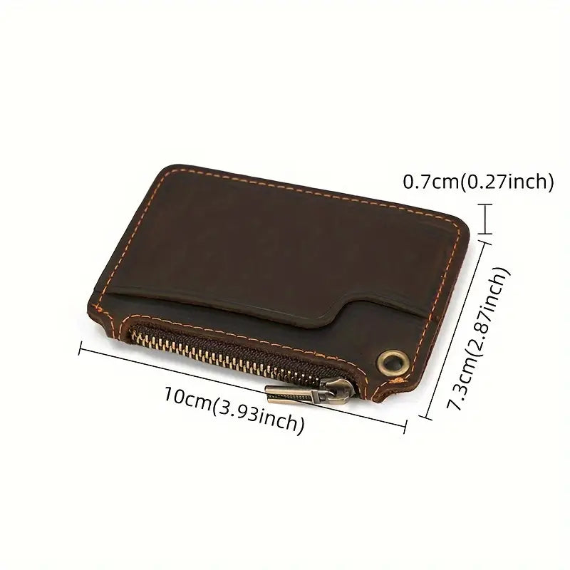 Portafoglio in pelle marrone con cerniera, dimensioni 10x7,3x0,7 cm, design compatto, ideale per carte e contanti. Accessorio elegante e funzionale.