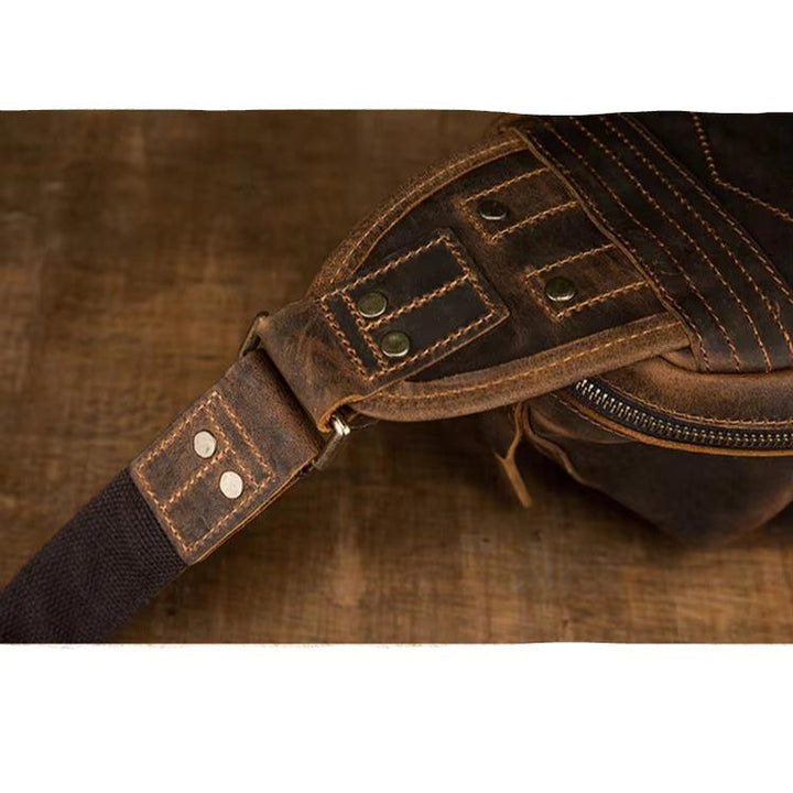 Cintura in pelle marrone vintage con cuciture robuste e dettagli in metallo, stile retrò, accessorio moda uomo, alta qualità artigianale.