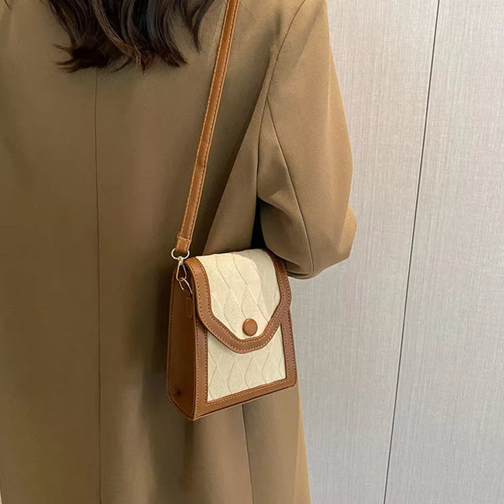 Borsa a tracolla donna in pelle marrone e tessuto beige, design elegante, chiusura a bottone, ideale per moda autunno inverno.