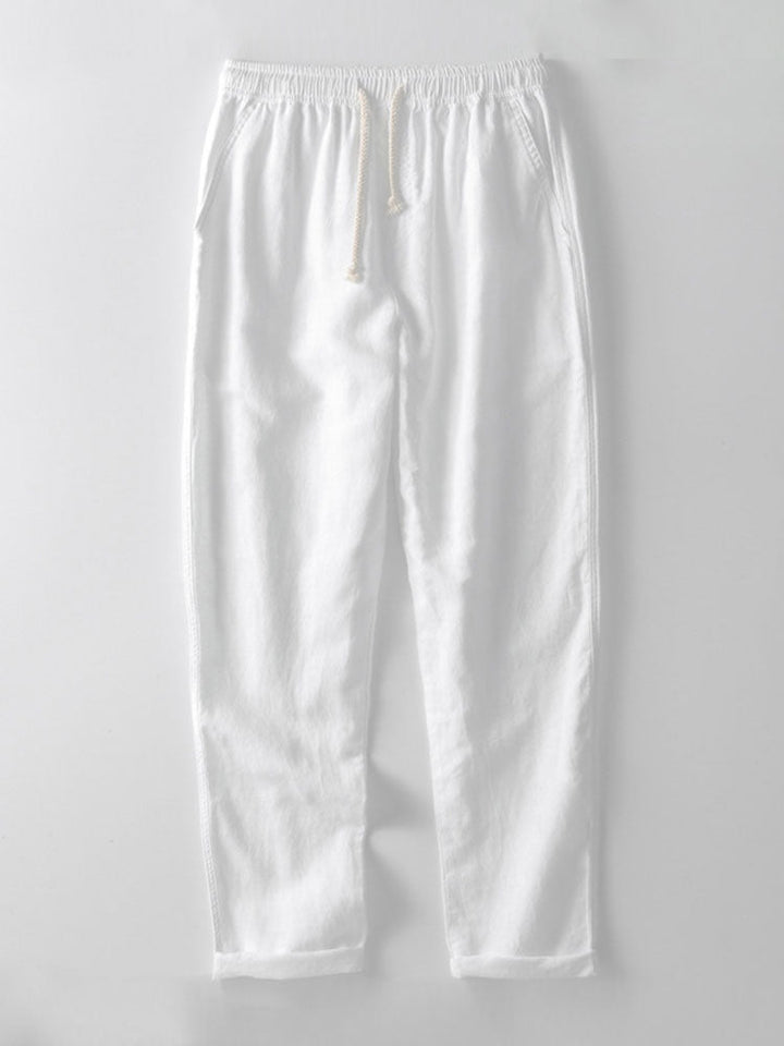 Pantaloni bianchi in cotone, stile casual, con elastico in vita e tasche laterali. Ideali per look estivi e abbigliamento quotidiano.