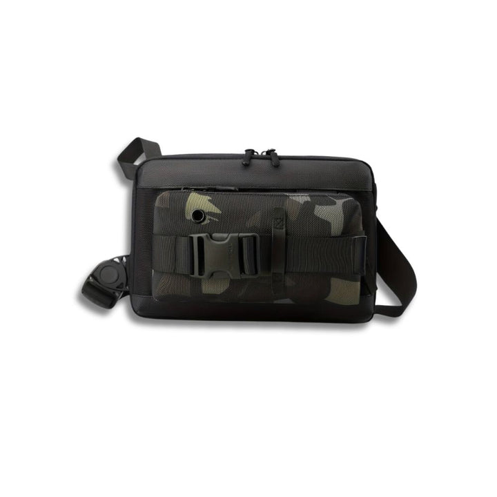 Borsa a tracolla nera con tasca frontale mimetica, chiusura a zip, fibbia regolabile, design moderno. Accessorio moda uomo, stile urbano.
