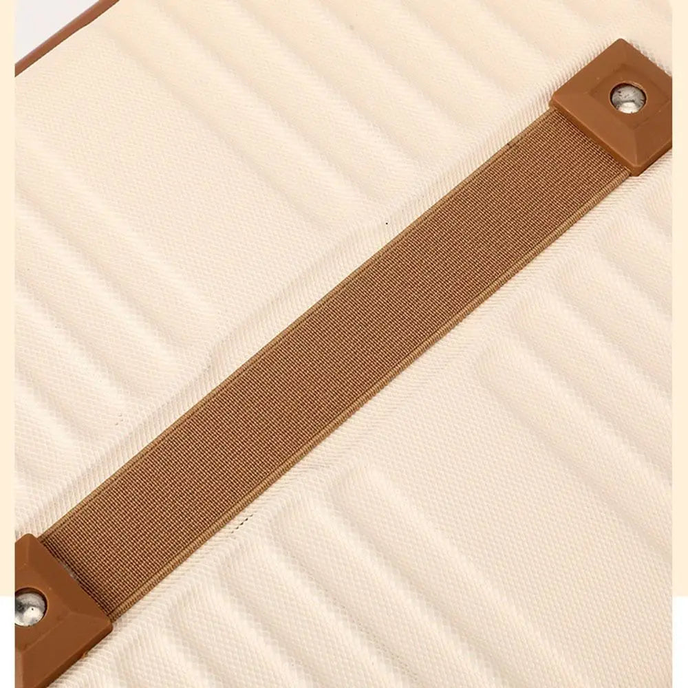 Valigia rigida beige con dettagli marroni, design a coste, maniglia robusta. Ideale per viaggi, bagaglio a mano, resistente e elegante.