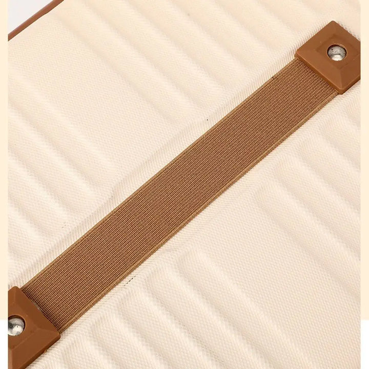 Valigia rigida beige con dettagli marroni, design a coste, maniglia robusta. Ideale per viaggi, bagaglio a mano, resistente e elegante.