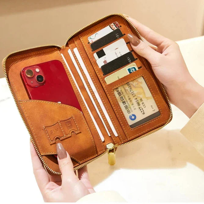 Portafoglio in pelle marrone aperto con smartphone rosso, carte di credito e documenti. Design elegante, pratico per organizzazione quotidiana.