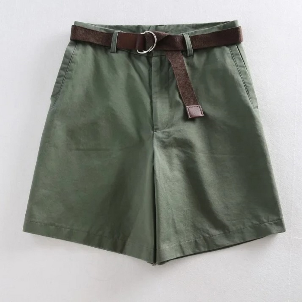 Pantaloncini verdi da uomo con cintura marrone, tasche laterali, stile casual, perfetti per l'estate. Tessuto leggero e confortevole.