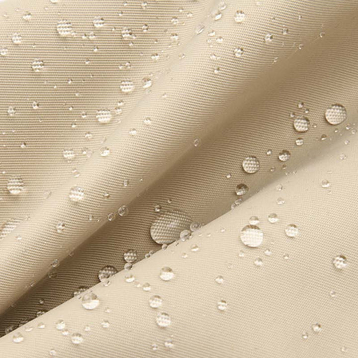 Tessuto impermeabile beige con gocce d'acqua, resistente e idrorepellente, ideale per abbigliamento outdoor e accessori protettivi.
