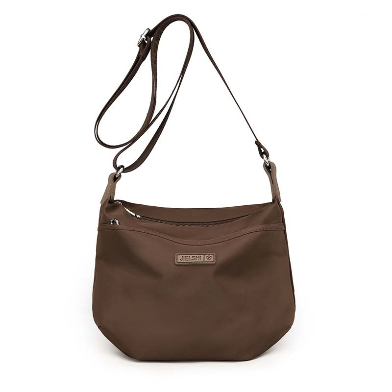 Borsa a tracolla marrone in pelle sintetica, design elegante e minimalista, con cerniera e logo frontale. Accessorio moda donna versatile e pratico.