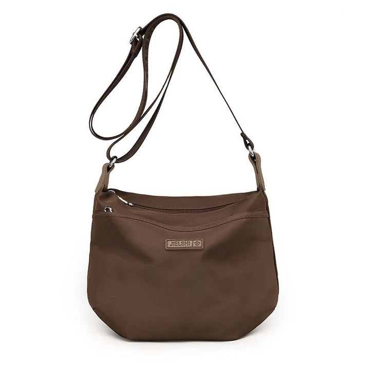 Borsa a tracolla marrone in pelle sintetica, design elegante e minimalista, con cerniera e logo frontale. Accessorio moda donna versatile e pratico.