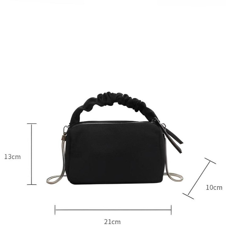 Borsa a tracolla nera in pelle sintetica, dimensioni 21x13x10 cm, con manico arricciato e cerniera. Elegante accessorio moda donna.