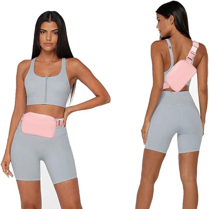 Donna in abbigliamento sportivo grigio con marsupio rosa, top e pantaloncini aderenti. Moda fitness, accessori sportivi, stile casual.