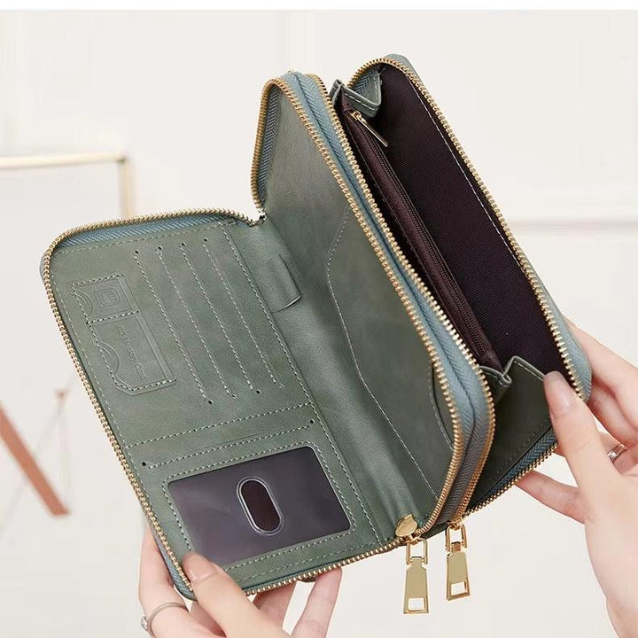 Portafoglio in pelle verde con zip dorata, scomparti multipli per carte e contanti, design elegante e funzionale, accessorio moda donna.