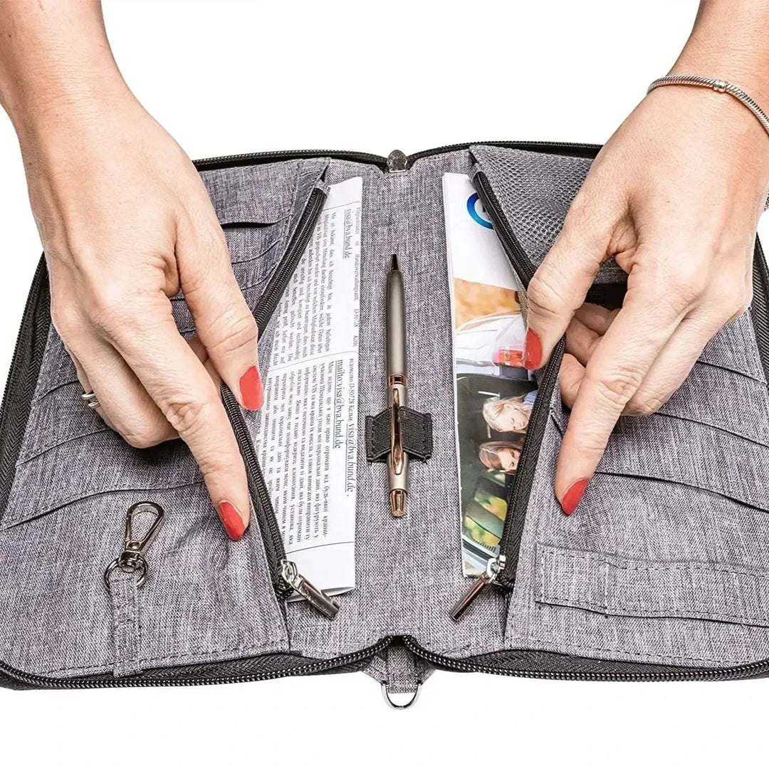 Custodia organizer grigia con cerniera, tasche multiple, penna e documenti. Ideale per ufficio, viaggi, accessori lavoro. Design elegante e funzionale.