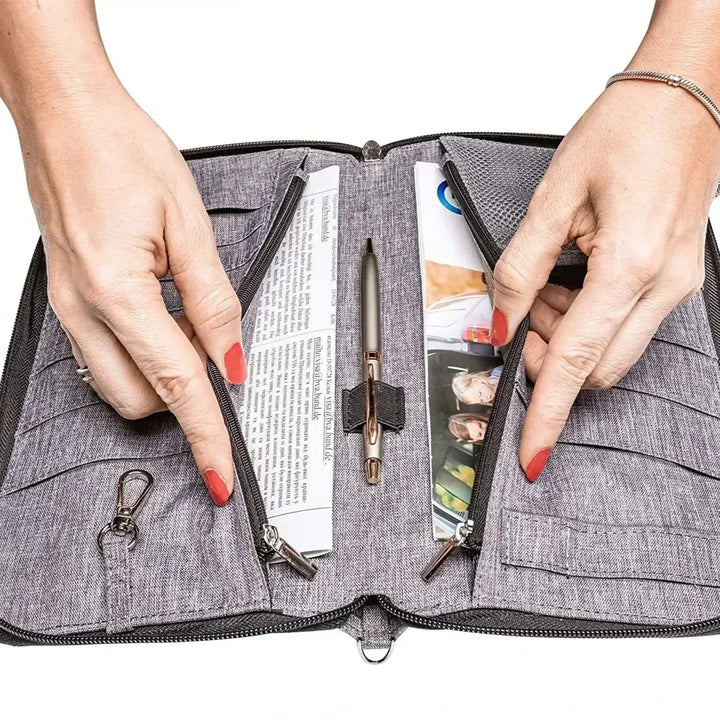 Custodia organizer grigia con cerniera, tasche multiple, penna e documenti. Ideale per ufficio, viaggi, accessori lavoro. Design elegante e funzionale.