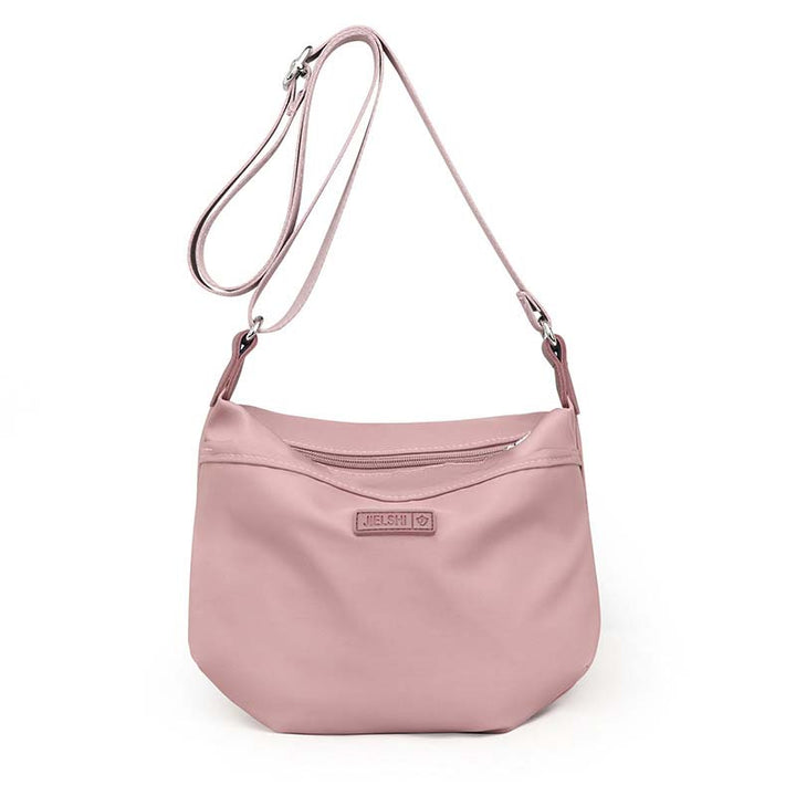 Borsa a tracolla rosa in pelle sintetica, design elegante e minimalista, con cerniera superiore e logo centrale. Accessorio moda donna.