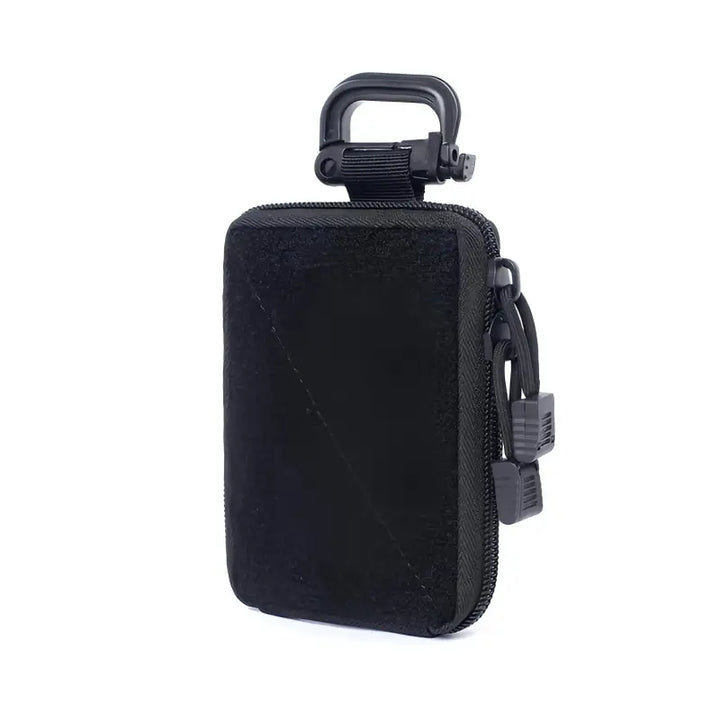 Custodia nera compatta con zip, moschettone e doppia chiusura, ideale per accessori elettronici. Design resistente e portatile.