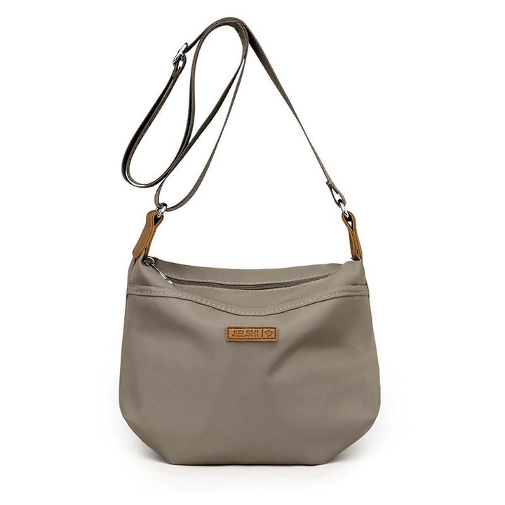 Borsa a tracolla grigia in pelle sintetica, design minimalista, con cinghia regolabile e dettagli in metallo. Perfetta per uso quotidiano e moda casual.