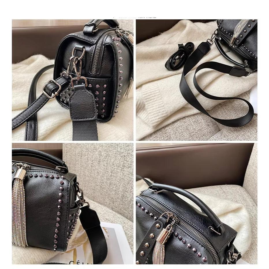 Borsa a tracolla nera in pelle con borchie, cerniere decorative e tracolla regolabile. Design elegante e moderno, perfetta per ogni occasione.