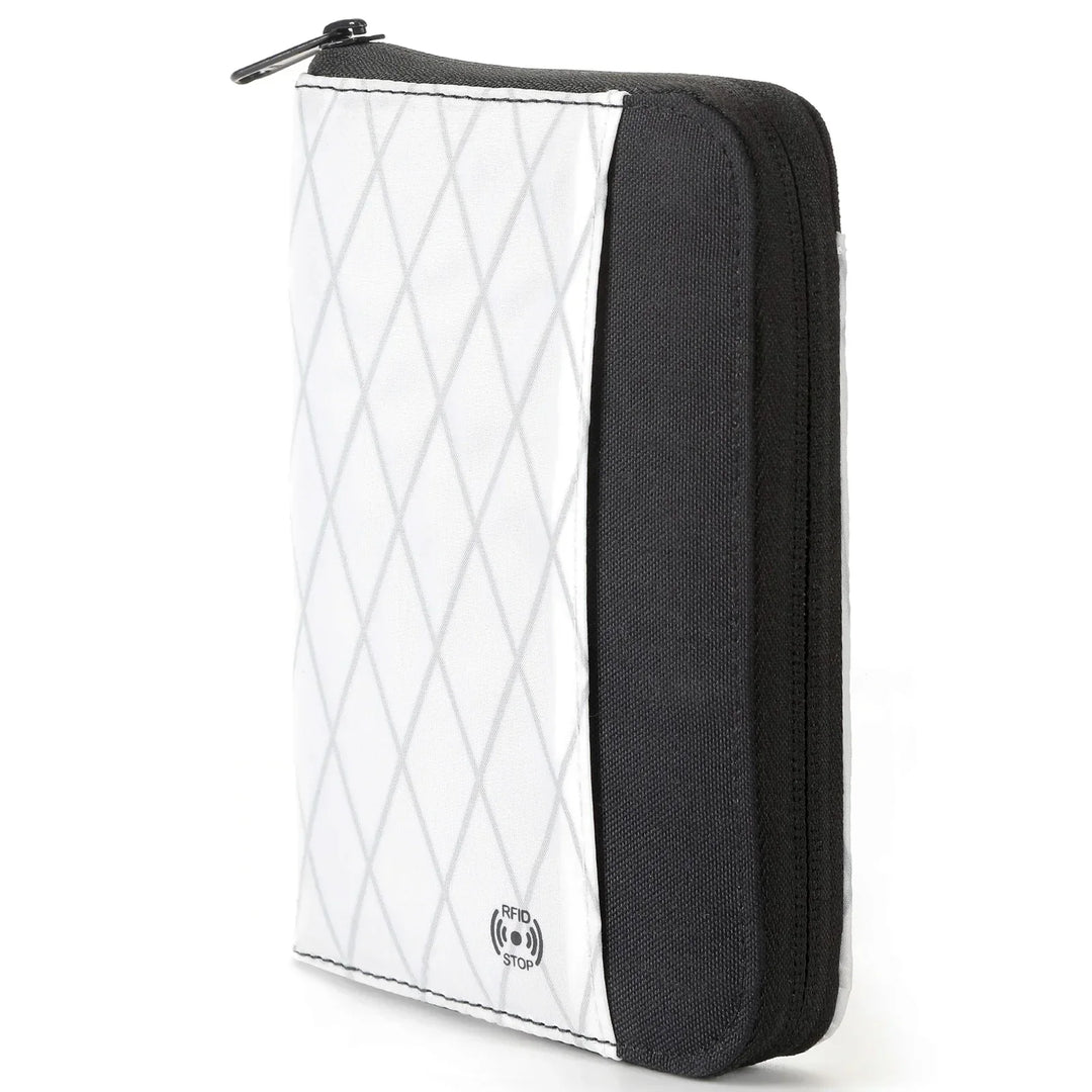 Portafoglio RFID bianco e nero, design a rombi, chiusura zip, protezione dati personali. Accessorio moda sicuro ed elegante.