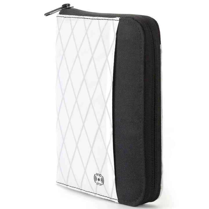 Portafoglio RFID bianco e nero, design a rombi, chiusura zip, protezione dati personali. Accessorio moda sicuro ed elegante.