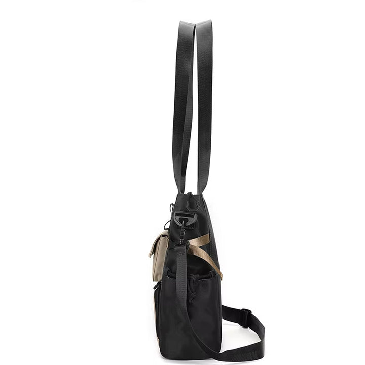 Borsa a tracolla nera in pelle, vista laterale, con manici lunghi e tasche multiple. Design elegante e funzionale per uso quotidiano.
