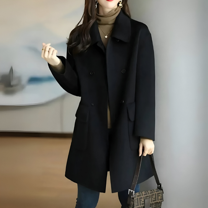 Cappotto nero elegante da donna, doppio petto, tasche frontali, abbinato a borsa a tracolla marrone. Moda autunnale, abbigliamento casual chic.